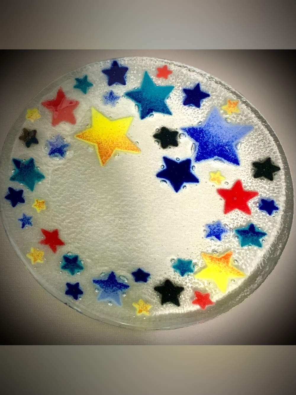 🔍Peggy Karr Fused Glass Celebration Stars Plate Signed 8” Art Glass